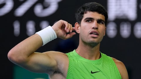 ¡Alcaraz casi se desmaya pero le metió la chancleta a Zverev en Australia!