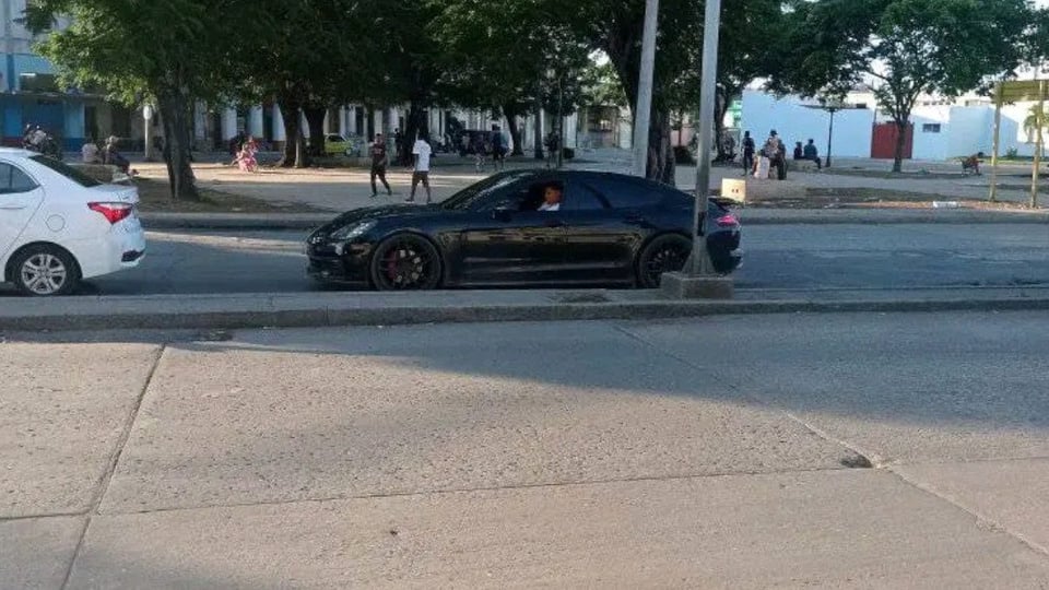 ¿Y tú qué me dices? ¡Un Porsche Panamera dando vueltas por La Habana!