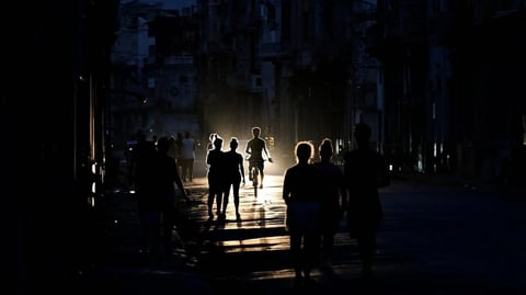 Cuba en la Cuerda Floja: Presión de Trump Agrava Crisis Económica y Éxodo