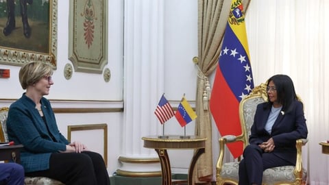 Diplomáticos de EE.UU. y Venezuela se Reúnen en Caracas para Retomar Vínculos