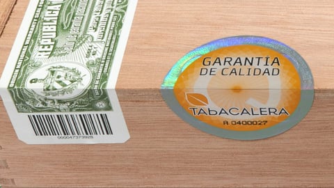 Aduana Cubana Incauta Más de 4,000 Sellos de Tabaco Ocultos en Libros