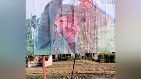 Pintura Roja Mancha Valla de Fidel Castro en Holguín