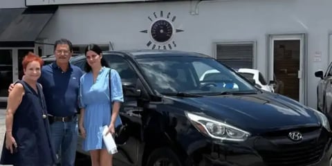 Empresario Regala Auto a Activista Cubana Tras Llegar a Miami