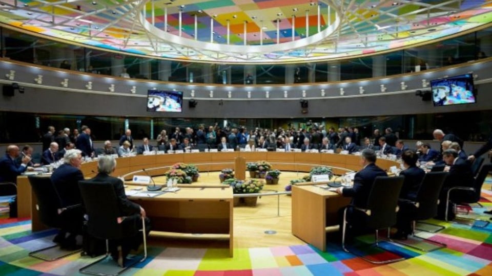 ¿Pa' Europa sin enchufes? Aprueban portal pa' que cubanos y otros choquen con curro