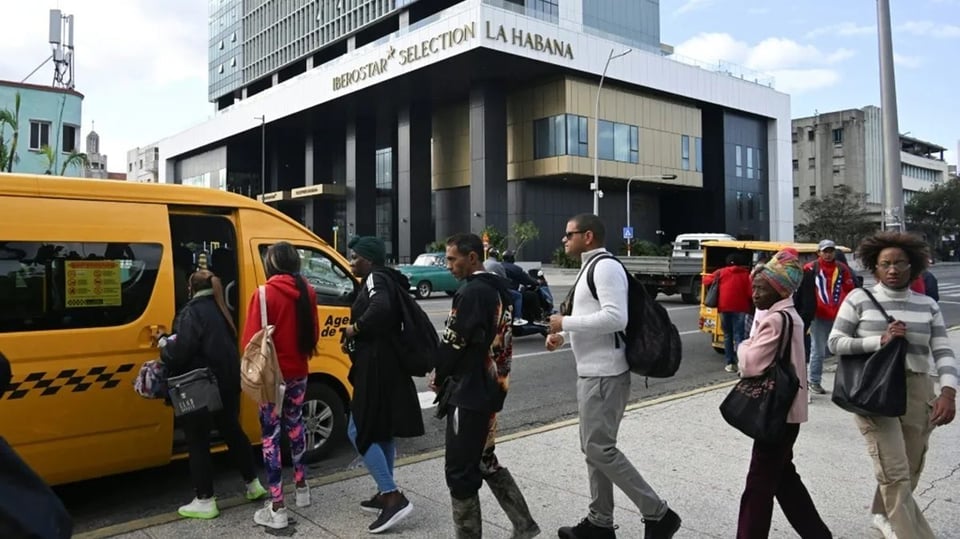 ¿Se nos fue el turista a buscar fresco? ¡Cuba en picada con menos de la mitad de visitantes!