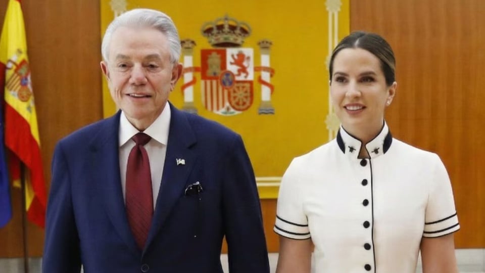 ¡Tremendo paquetero! Cubana le roba el show al embajador gringo en España con un Dior