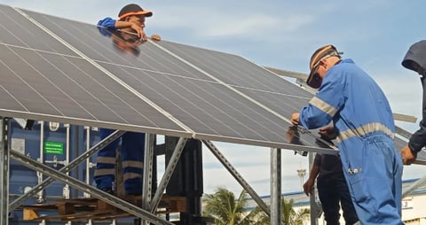 Cuba instala 5,000 paneles solares chinos para aliviar crisis energética