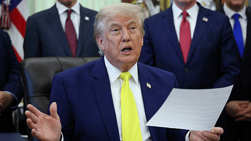 ¿Qué te parece? Trump le quita la soga al cuello a excongresista que 'se pasó de vivo' con la bolsa