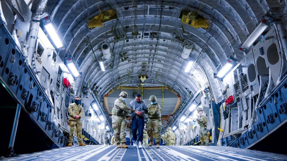 ¿Pa’ dónde voy, mamá? Migrantes en EE.UU. deportados a países que ni conocen