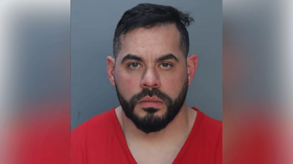 ¿¡Qué Le Puso el Capitán de Policía a la Hijastra en el Baño!?