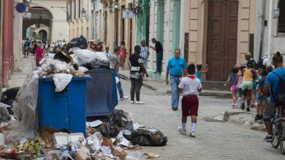 ¿Y tú, vives o te aguantas? La crisis en Cuba te chupa el alma