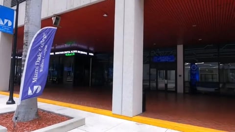 ¿Estudiantes indocumentados fuera de los colegios de Florida?