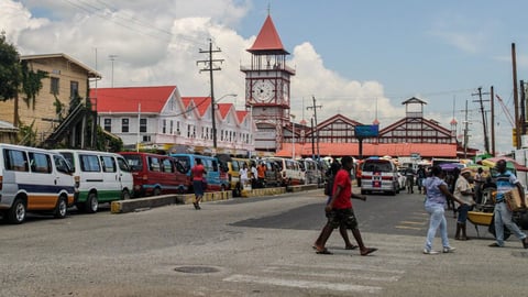 ¿Te Crees Seguro en Guyana? ¡Te Están Dando Palos en la Noche y en la Guagua!