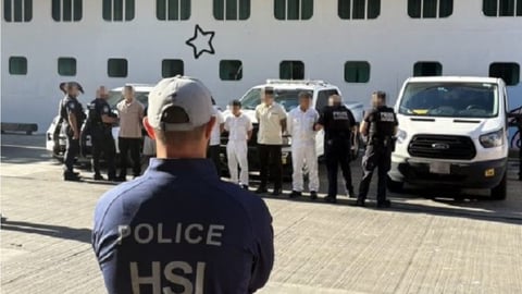 Autoridades de EE.UU. expulsan a 10 tripulantes de crucero por material de abuso infantil