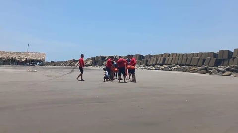 Joven cubano, rescatado de peligrosa corriente en playa mexicana