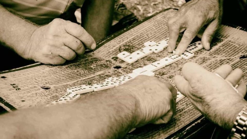 ¿Te robaron la motorina jugando dominó? El nuevo truco para tumbarte en Cuba
