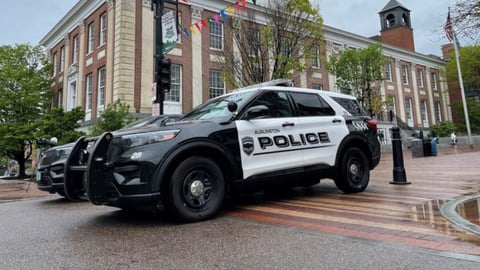 Hombre en Vermont enfrenta cargos de asesinato tras golpear a su esposa con una linterna delante de sus hijos