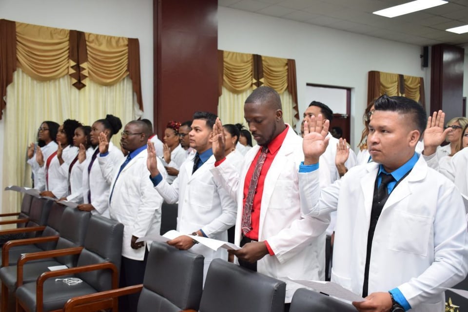 ¿¡Qué bola con los médicos?! ¡Trump aprieta y Santa Lucía tiembla!