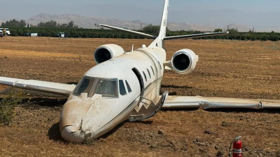 ¿Y ESTE JET SE ESCAPÓ? Se sale de la pista en California y termina en campo