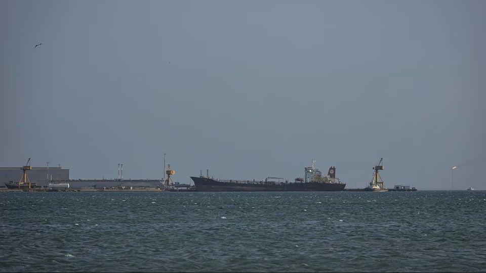 ¡Tremendo corre-corre en el Índico con un barco que se las quiso dar de vivo!