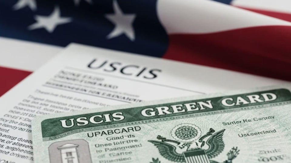 ¡Atrapados en el Laberinto Verde! USCIS Bajo Fuego por Frenar las Green Cards