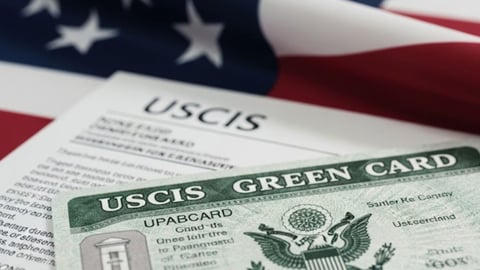 Demandan a USCIS por Nuevas Restricciones para la Green Card; Cubanos Afectados