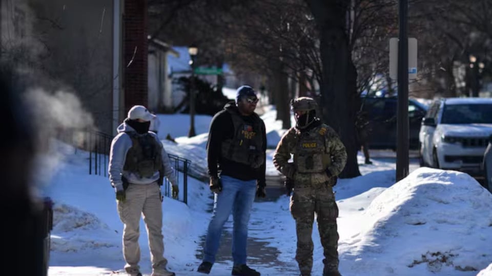 Migrante ecuatoriano se esconde en la nieve para evadir a ICE en Minneapolis