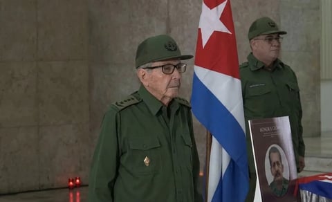 Raúl Castro llama a la firmeza militar cubana ante posibles agresiones