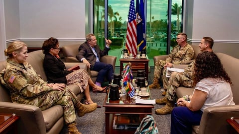 Mike Hammer, enviado de EE.UU. en Cuba, se reúne con Comando Sur por crisis isleña