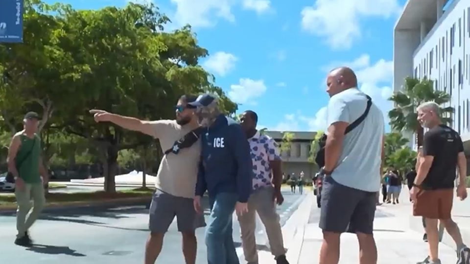 ¡Bochinche en Miami! Brasileño se disfraza de agente de ICE y arma tremendo lío en centro de votación