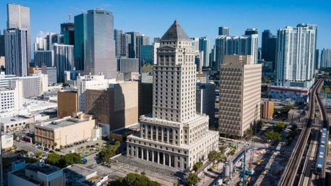¡Atención, la cola del pollo se mueve! Miami-Dade busca 91 empleados con urgencia