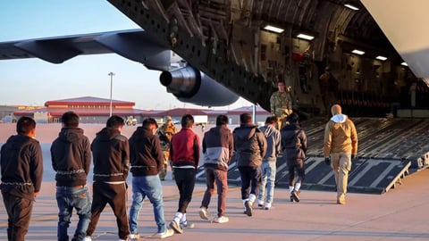 Cubanos Devueltos a EE.UU. Tras Sorpresivo Giro en Guantánamo