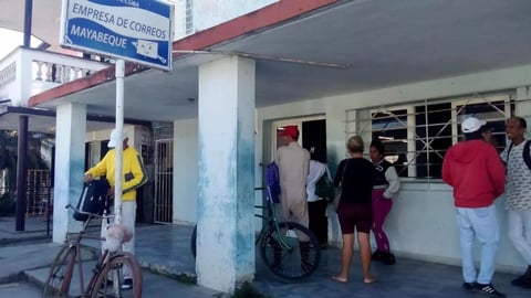 Jubilados Cubanos Luchan por Sobrevivir Ante el Colapso en la Entrega de Periódicos