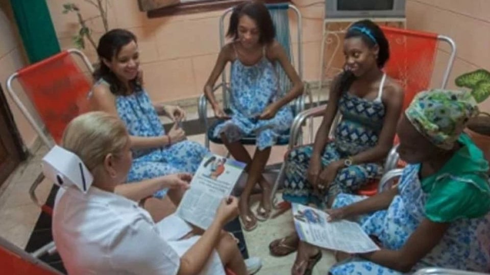 ¡El Nacimiento en Cuba: Una Batalla Contra la Oscuridad y la Escasez!