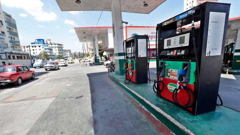 Gasolina Cara en Cuba: Precios del Mercado Negro Siguen Por las Nubes