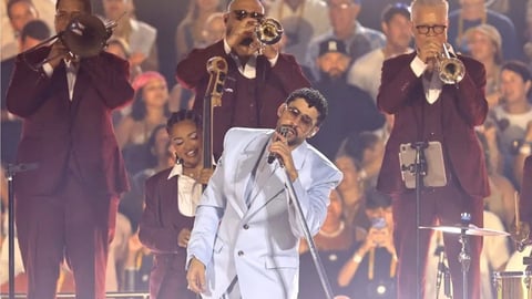 Bad Bunny llama a defender Puerto Rico en el cierre de su gira en San Juan