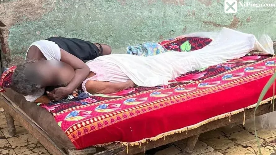 El Silencio Largo del Cuerpo Olvidado en la Plaza