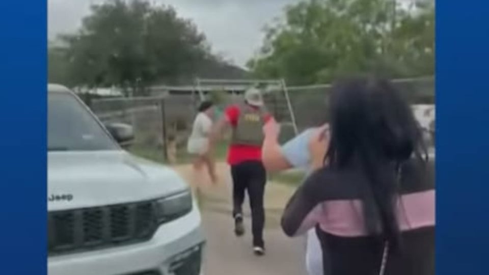 ICE Detiene a Migrante en Texas Frente a sus Hijos, Provocando Tensión Vecinal
