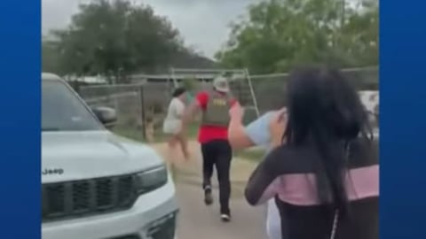ICE Detiene a Migrante en Texas; Enfrentamiento con Vecinos y Debate Abierto
