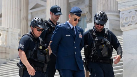 Mayor de la Fuerza Aérea Arrestado en el Capitolio por Pedir la Destitución de Trump y Vance