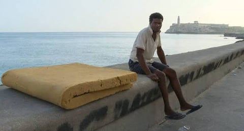 Cubanos Buscan Alivio Nocturno del Calor y Apagones en Azoteas y Calles