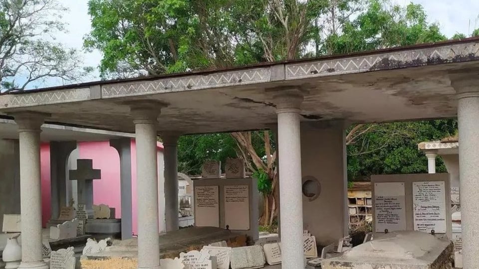 ¿Qué Fregados Pasa en el Cementerio de Santa Clara? ¡Parece que le Pasó un Tren!