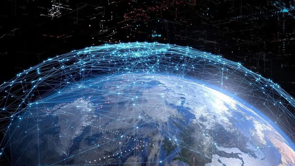 ¿Y tú, a pagar el cielo? Amazon se lanza a conectar tu celular desde el espacio