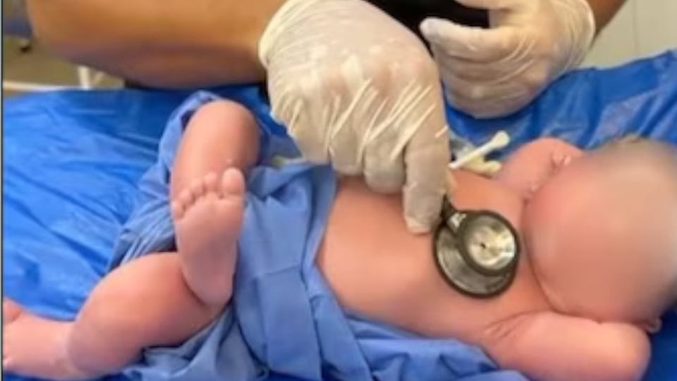 Bebé Egipcio se Vuelve Viral por Postura de Millonario Relajado