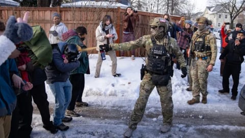 Jueza federal limita uso de gas pimienta y detenciones contra manifestantes en Minnesota