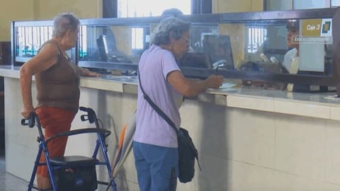 La Antena: Jubilados de Camagüey enfrentan dificultades para cobrar sus pensiones en efectivo