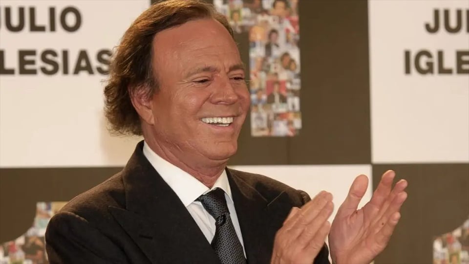 ¡Julio Iglesias se enciende! Demanda a medio español por chisme de extrabajadoras