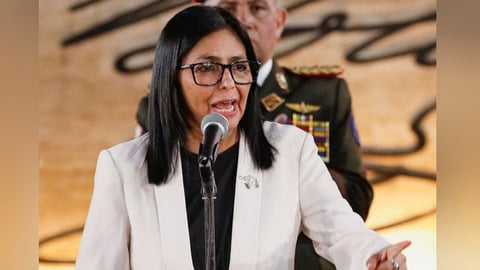 Delcy Rodríguez anuncia despliegue militar tras sismos y enfrenta críticas en redes