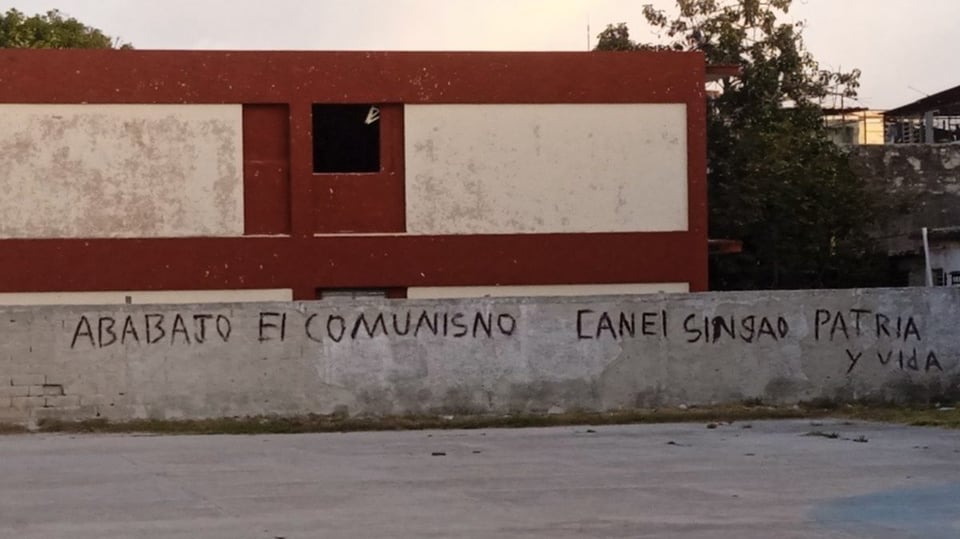 ¿Qué es eso? ¡Pintan guerra contra el gobierno en una escuela de La Habana!