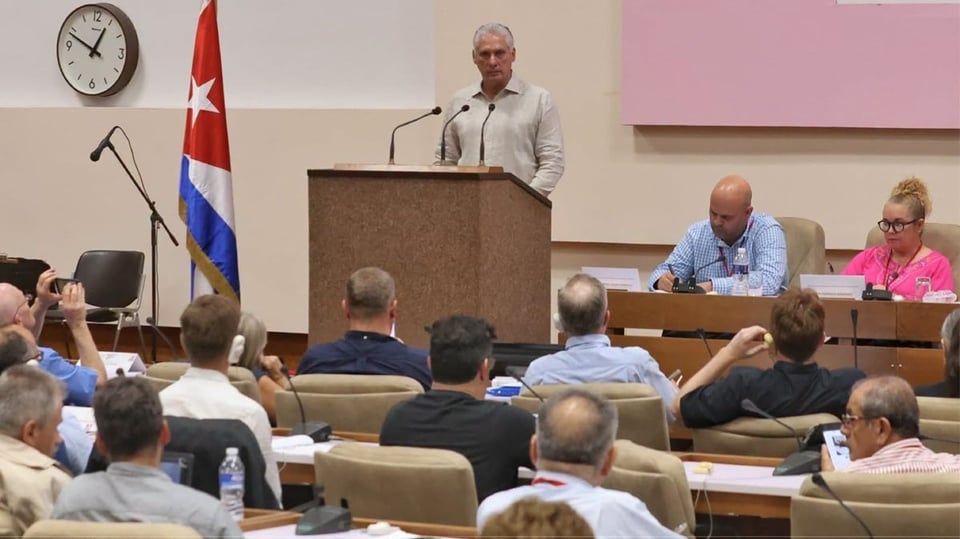 Díaz-Canel Pide Autocrítica y "Ganar las Calles" en Cuba Amid Crisis